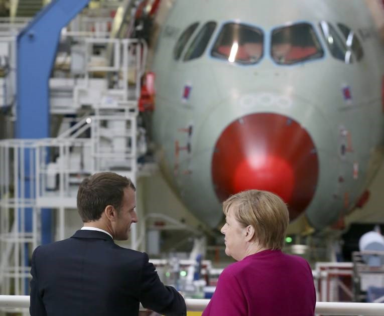 Merkel i Macron posjetili Airbus, ručali u njegovom trupu